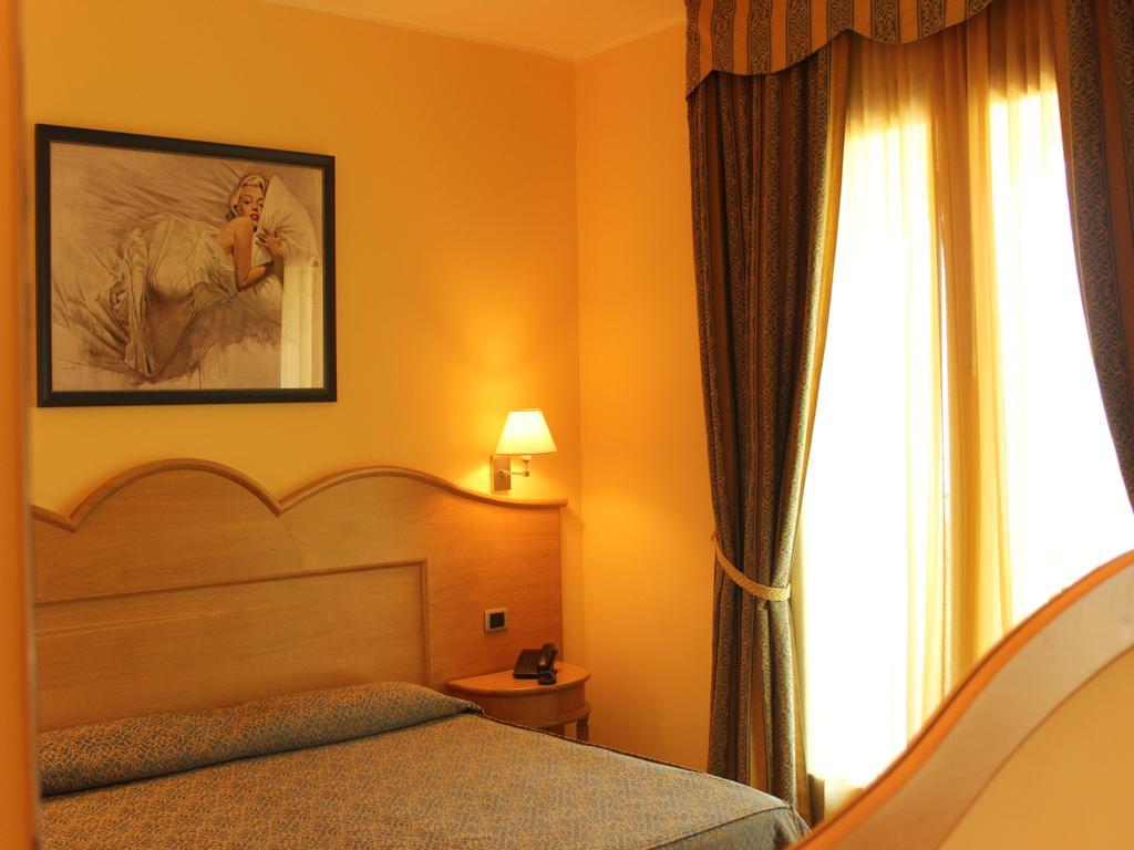 Blu Tropical Resort Цамброне Номер фото