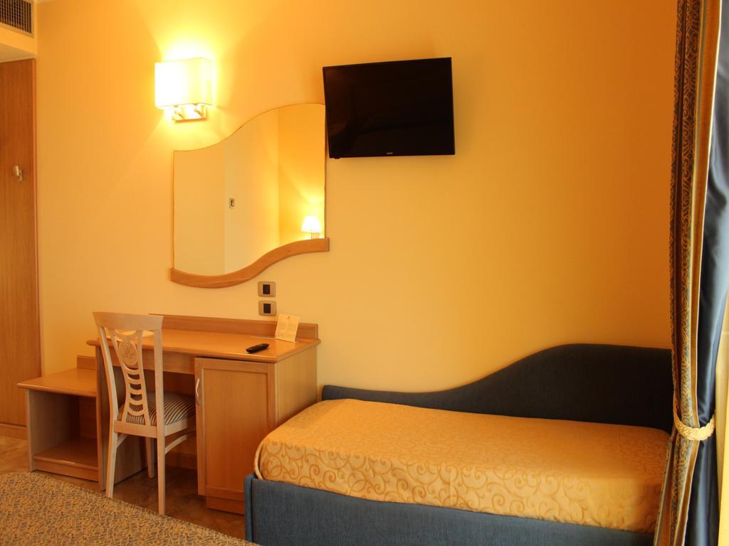 Blu Tropical Resort Цамброне Номер фото